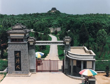 景阳冈入口。具体拍摄日期未记载。