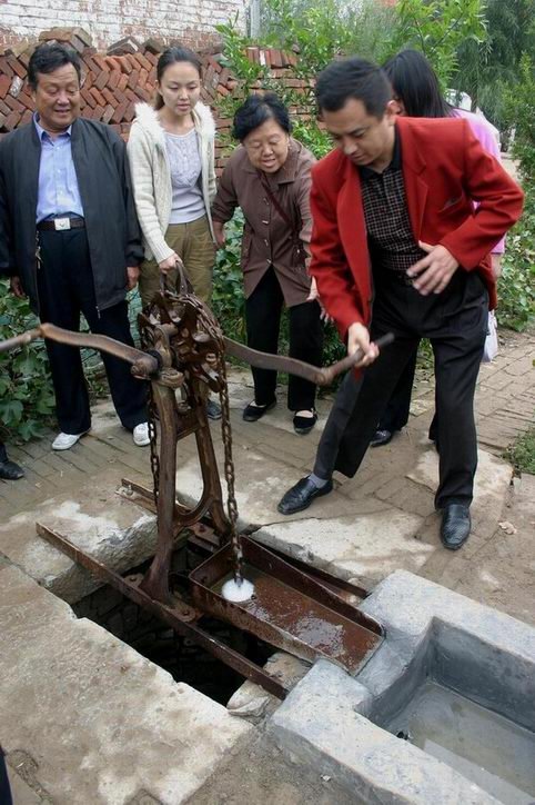 闫庄民俗展陈中的旧式农具，相关报道发表于2007年，拍摄日期未记载。